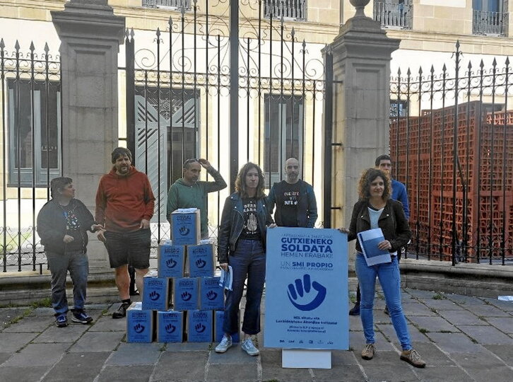 Sindikatuen prentsaurrekoa, gutxieneko soldata propioa lortzeko sinadura bilketa aurkezten.