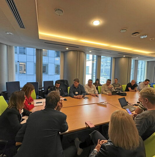 Encuentro de trabajadores de Bridgestone con Idoia Mendia (PSOE).