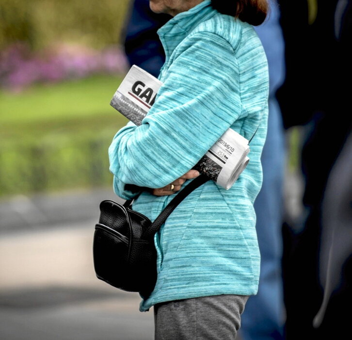 Emakume batek GARA darama besapean.