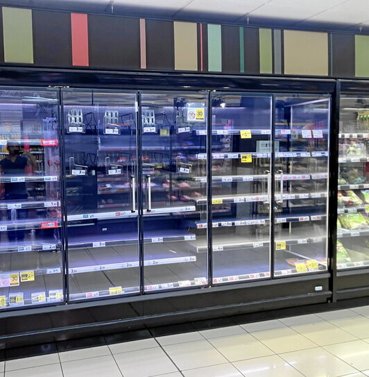 Estanterías vacías en un supermercado de Iruñea, ayer por la mañana.