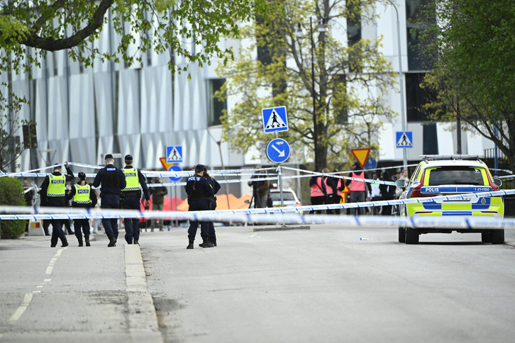 Uppsalako Poliziak inguratu egin du tiroketa gertatu den tokia.