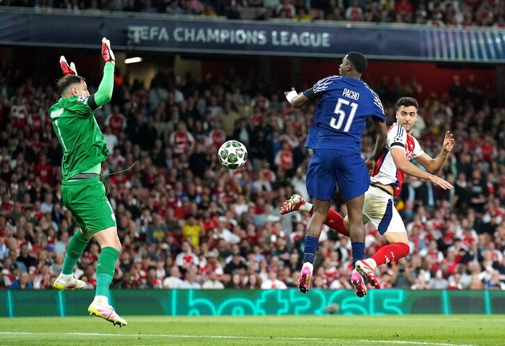 Merino ha anotado de cabeza el 1-1 en esta jugada, pero el VAR se lo ha anulado por fuera de juego.