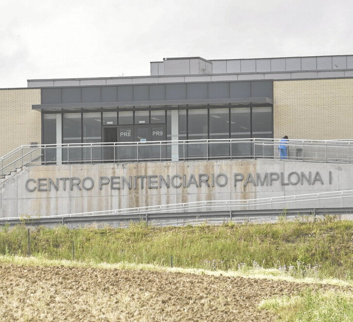 Puerta principal de la macrocárcel de Iruñea, que se inauguró hace 13 años.