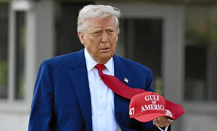 Donald Trump camino del mitin que ofreció en Michigan coincidiendo con sus cien días y, en la página siguiente, participantes en ese acto político.