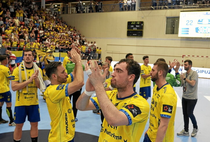 Los jugadores del Bidasoa Irun se despiden en la caldera de Artaleku de sus aficionados y de la Final Four europea.