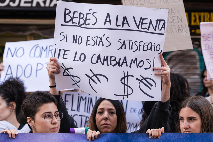 Manifestación en Madrid bajo el lema ‘Las mujeres no se alquilan, los bebés no se compran’.