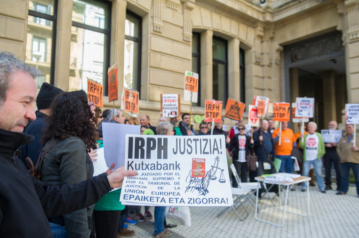 Concentración contra la aplicación del IRPH, en Donostia en 2015. 