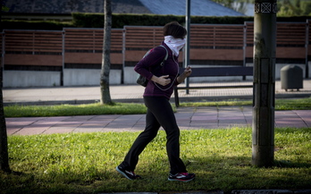 Emakume bat kirola egiten Covid-aren garaian.