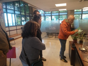 Presentación de la reclamación en la sucursal de Caja Rural en Iruñea.