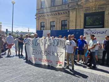 Conductores de Dbus, concentrados junto al Boulevard donostiarra.