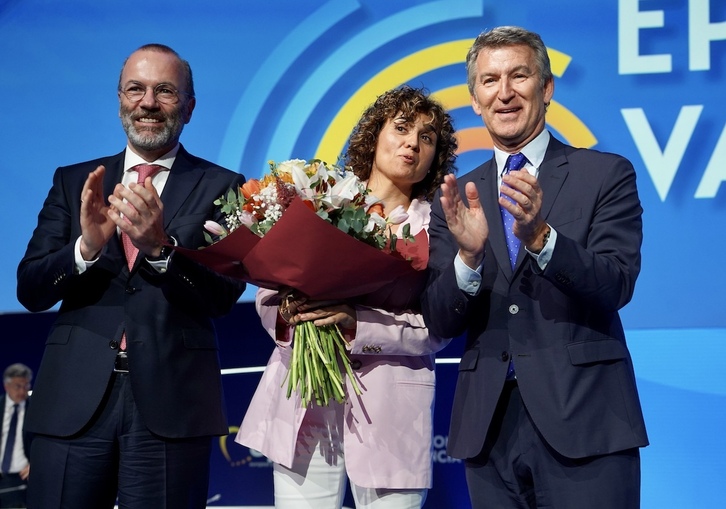 El presidente del PPE, Manfred Weber, la jefa de la delegación española en el Grupo PPE, Dolors Montserrat, y el presidente del PP, Alberto Núñez Feijóo, en la clausura del congreso del PPE en València.