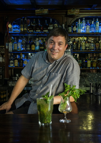 Yon Pavón, con uno de sus cócteles, en su establecimiento de Lasarte-Oria.
