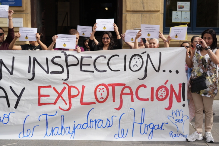 Concentración ante la Inspección de Trabajo, en Donostia, para denunciar las condiciones laborales de las trabajadoras del hogar.
