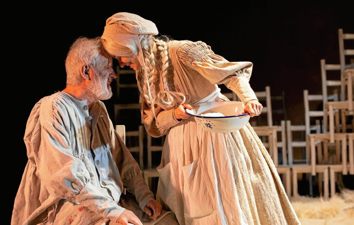 Soroiz y Garmendia, en una escena de «El color de la leche / Esnearen kolorekoa».