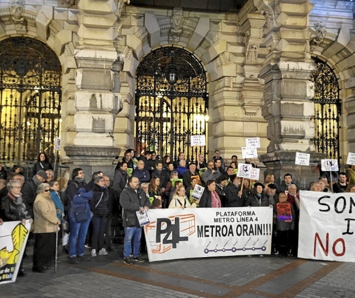 Concentración vecinal ante el palacio foral.