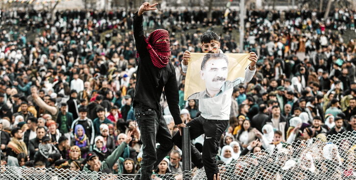 Jóvenes kurdos con un retrato de Abdullah Öcalan durante la celebración del Año Nuevo kurdo en Diyarbakir.