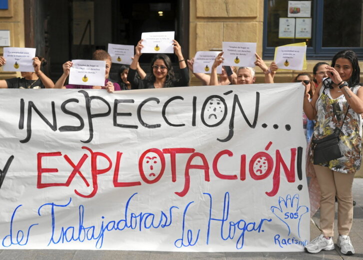 Imagen de la concentración realizada ante la Inspección de Trabajo de Donostia.