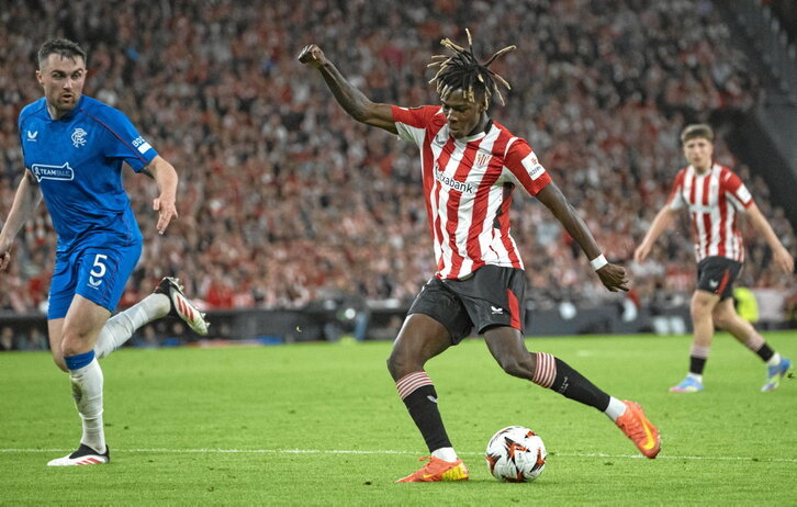 Nico Williams arma el disparo en el partido de San Mamés contra el Glasgow Rangers.