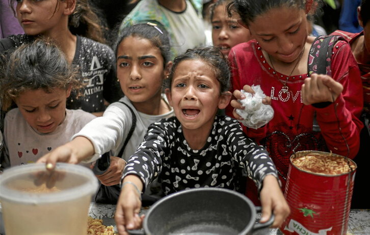 Niñas, en un reparto de comida en Nuseirat. Las reservas de la ONU ya se han agotado.