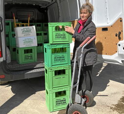 Koro Zabalegi, Astigarragako Oyarbide sagardotegiko arduraduna, banaketatik itzuli berritan.