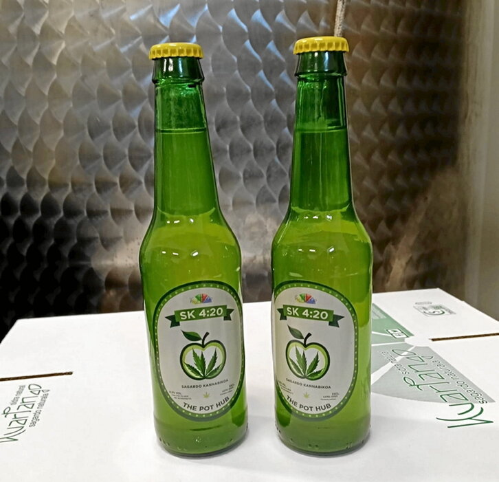 Botellines listos para su comercialización, en la sidrería Kuartango.