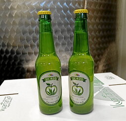 Botellines listos para su comercialización, en la sidrería Kuartango.