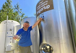 Luis Zabala comprueba la evolución de la sidra con lúpulo antes de embotellarla.