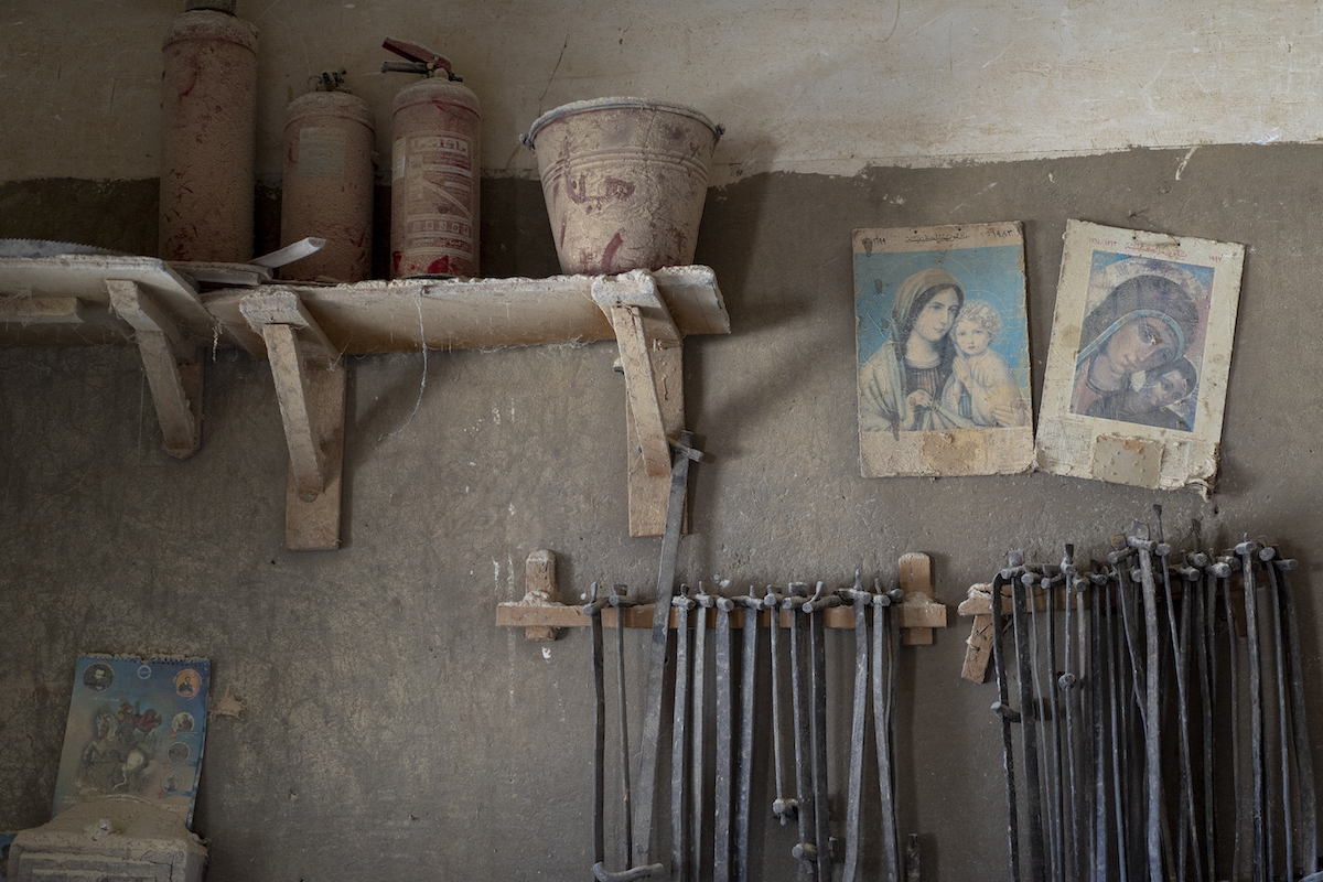 Taller con imágenes cristianas en el barrio de Luxor.