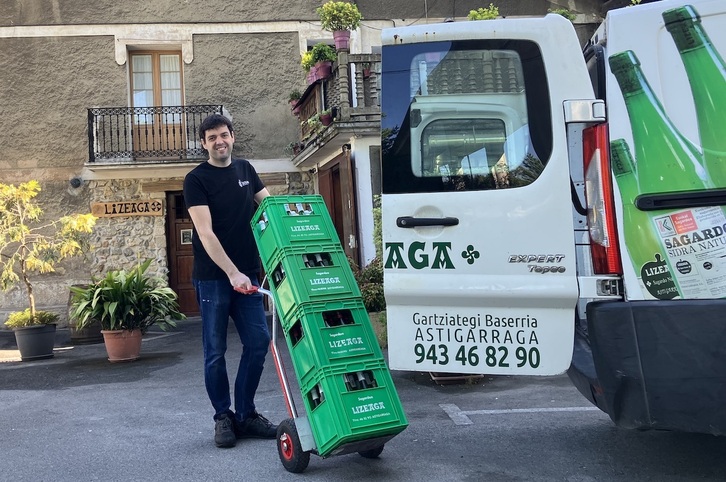 Axier Lizeaga, Martuteneko Lizeaga sagardotegiko arduraduna, furgoneta sagardo-kaxaz betetzen. 