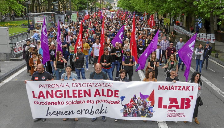 Milaka lagun bildu zituen LABek atzoko mobilizazioetan; irudian, Donostiako manifestazioa.