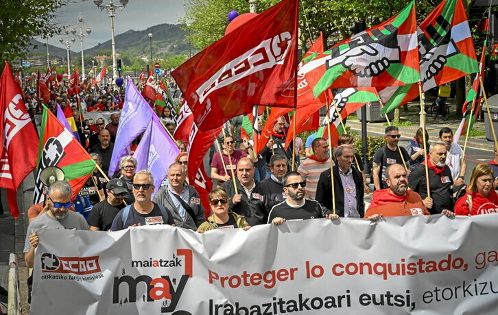 Cabecera de la manifestación convocada por CCOO y UGT en Donostia.