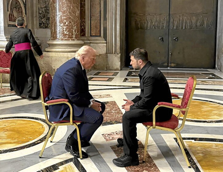 Donald Trump y Volodimir Zelenski el sábado en el Vaticano.