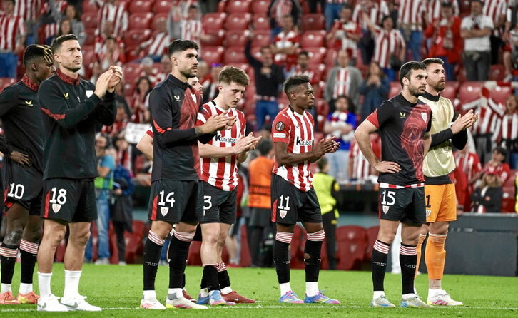 Los rojiblancos, cabizbajos, agradecen el apoyo de sus aficionados.