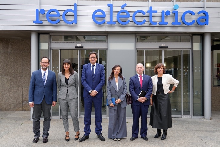 El ministro Óscar López y la presidenta de Red Eléctrica, Beatriz Corredor, en una comparecencia el pasado octubre.