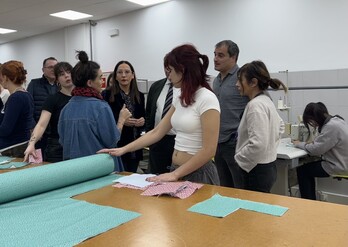 Begoña Pedrosa Lakuako hezkuntza sailburua, joskintza tailer batean Barakaldon.