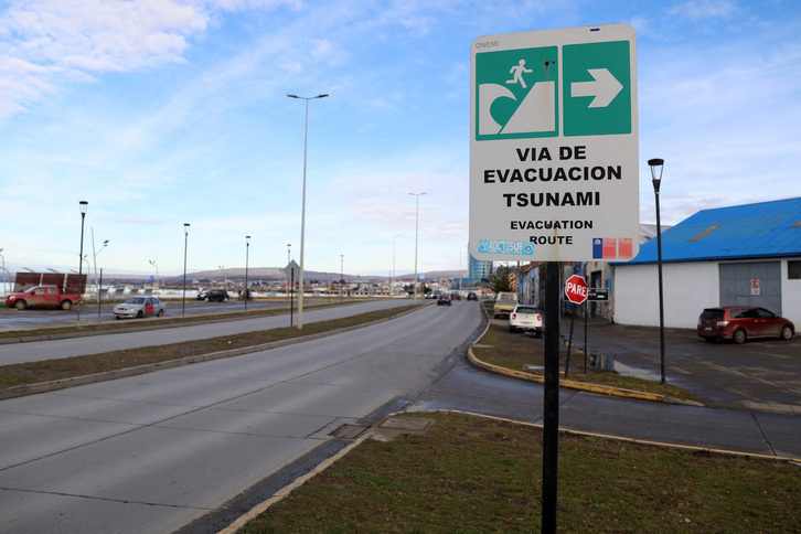 Una señal indica la vía de evacuación a seguir en Punta Arenas, Chile.