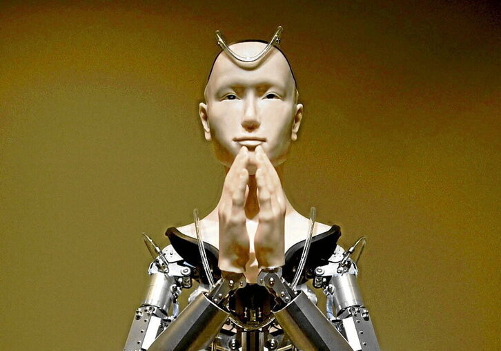 El androide Kannon Mindaro, en un templo de Kioto.