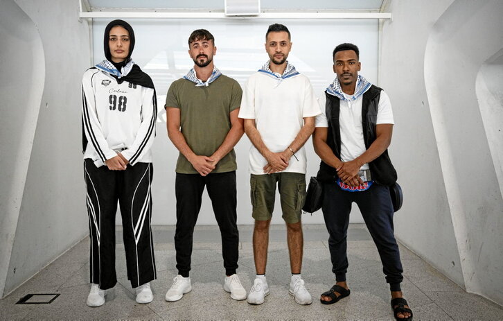 Rahaf Shamali, Mohammed Nasrallah, Abdelkader Aboqassim y Said Fadel, el jueves en el aeropuerto de Loiu.