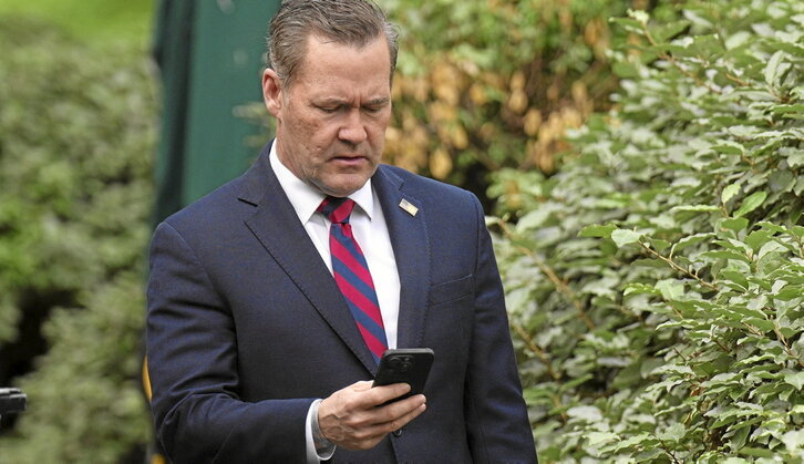 Michael Waltz, kaleratutako Segurtasun Nazionaleko aholkularia, bere telefonoari begiratzen.