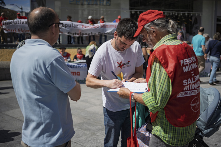Pensionistas en la mesa informativa montada en Bilbo.
