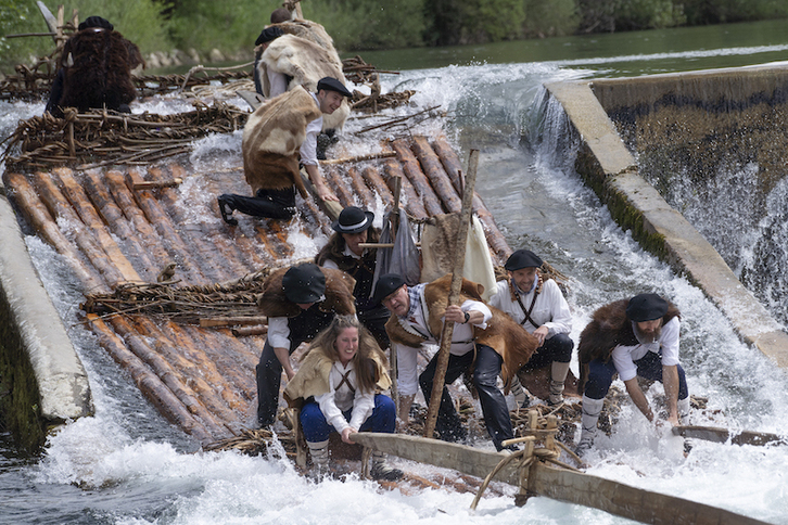 Kurrusklako ordezkaria eta Jean-Marie Ekai musikaria baltsaren gainean.
