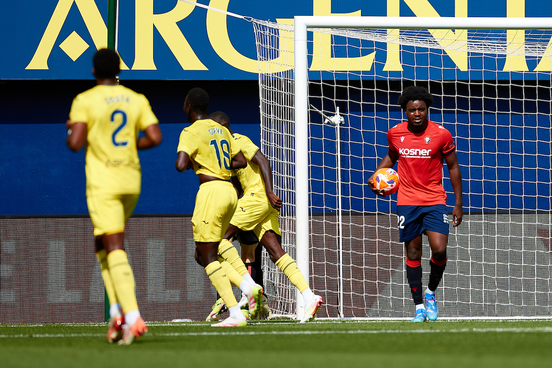 Boyomo recoge el balón de su portería mientras los jugadores amarillos celebran uno de sus cuatro goles.