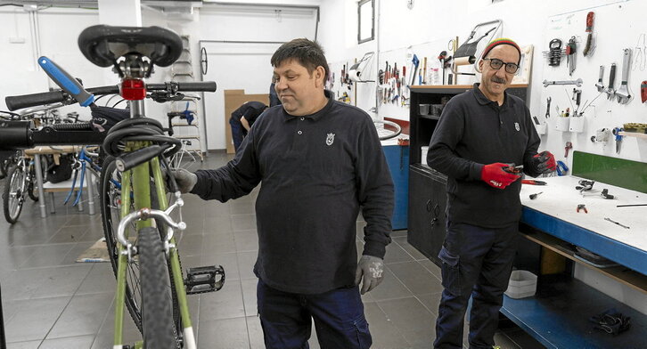 En la página anterior, Youssef y Steilan, arreglando una bicicleta. En esta página, Iriarte y una vista de las bicicletas que esperan ser recuperadas.