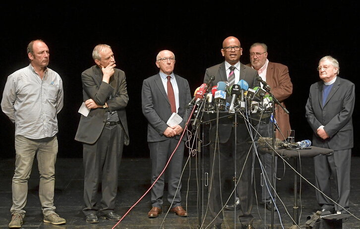 Matteo Zuppi, segundo por la izquierda, en Baiona el 8 de abril de 2017 junto a verificadores y Artesanos.