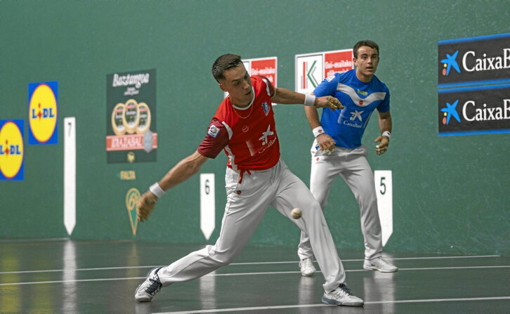 Javier Zabala, pilotakada bat eramatear, Iker Larrazabalen begiradaren aurrean.