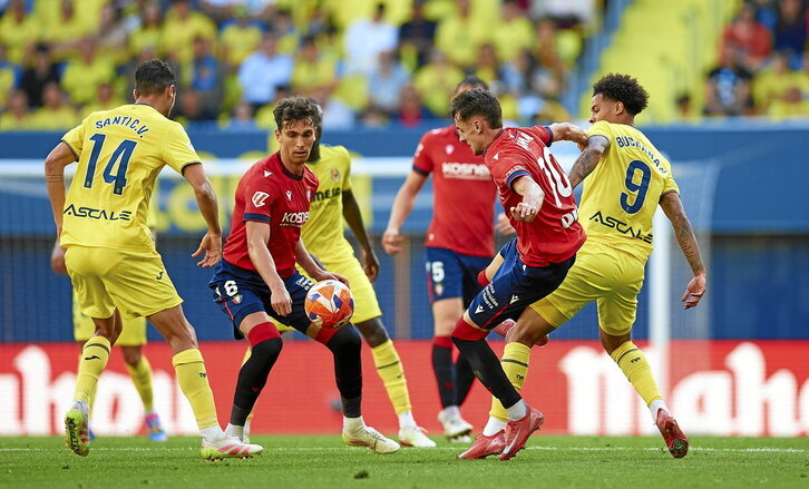 Aimar Oroz y Lucas Torró tratan de llevarse el balón rodeados por jugadores del Villarreal.