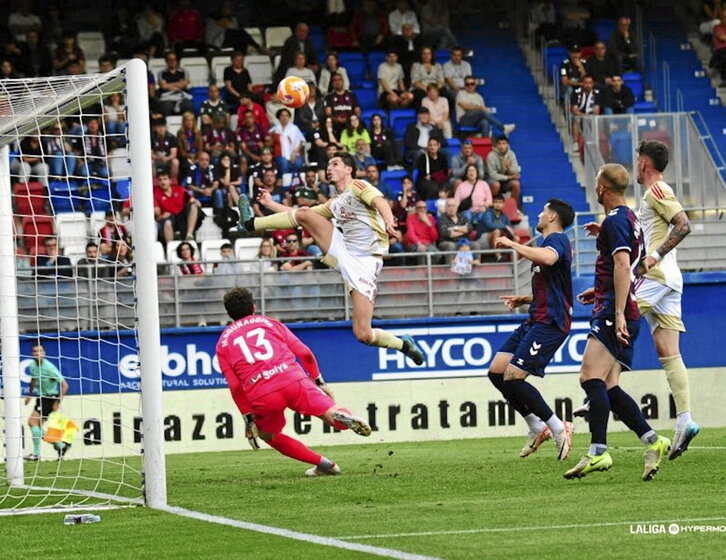 Panichelli salta para rematar el gol del triunfo, con el partido llegando a su fin.