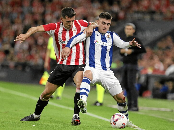 Vivian y Barrenetxea pugnan por el balón en el derbi de la primera vuelta.