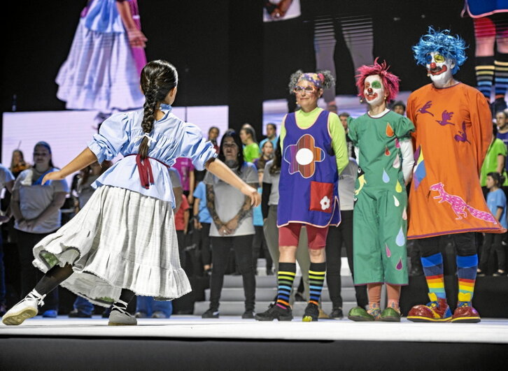 Omenaldiak denetarik izan zuen eta negar zein irri egiteko uneak egon ziren. Aseta, gustura atera zen jendea BEC!-etik.