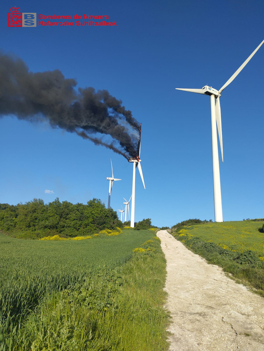 Aerogenerador afectado por el fuego en el parque de Tebas-Muru Artederreta.